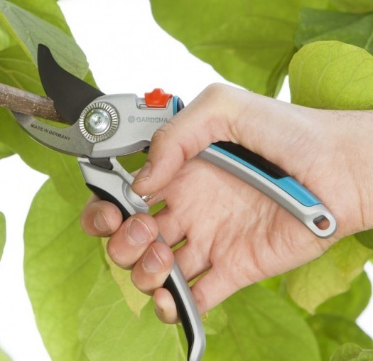 Alu-Garden-Secateurs-B-L-cutting-leaves.jpg
