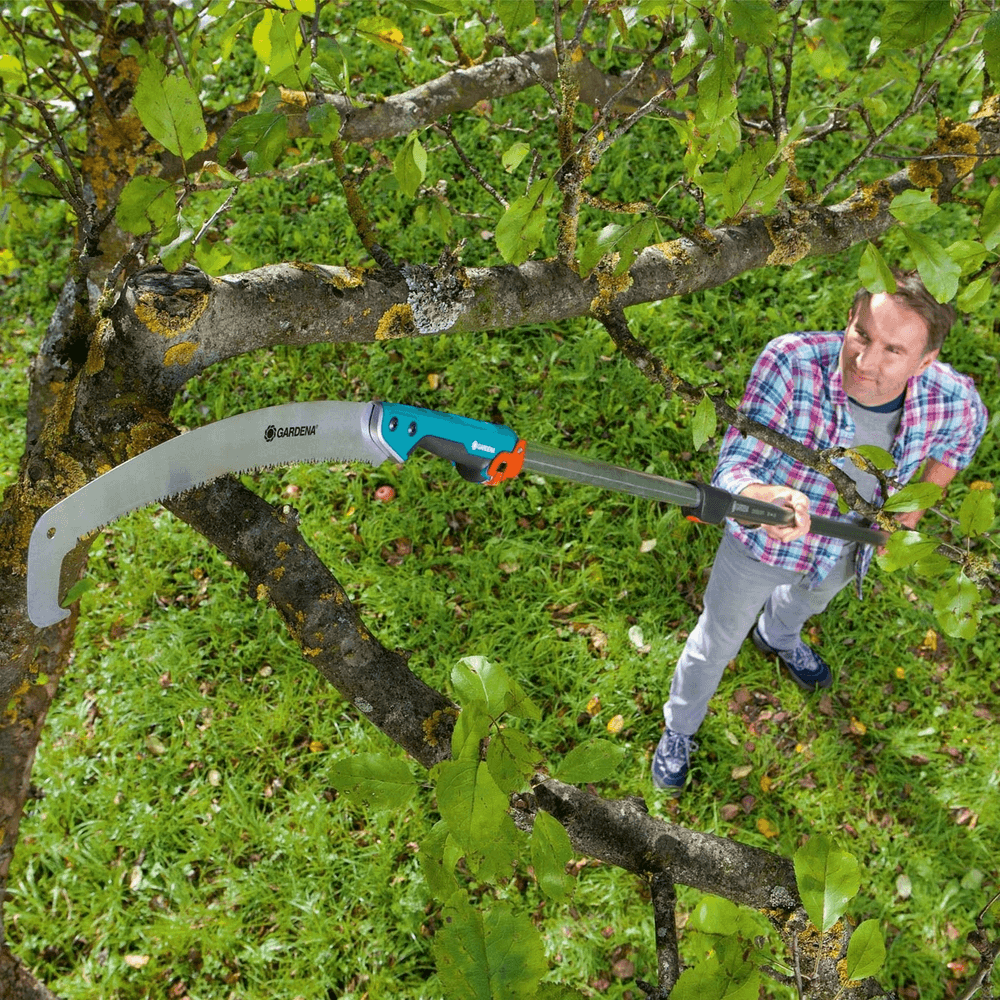 CS-Garden-Saw-300-PP-curved-man-sawing-branch.png
