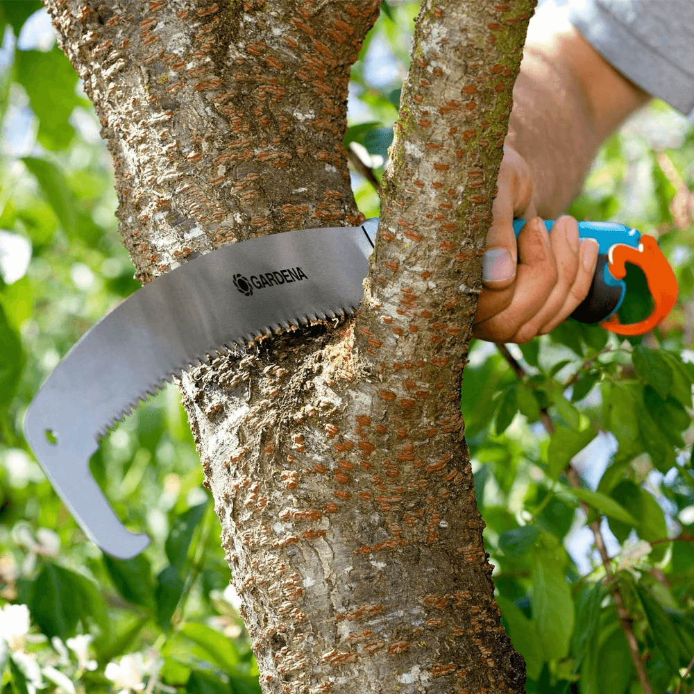 CS-Garden-Saw-300-PP-curved-sawing-branch.png