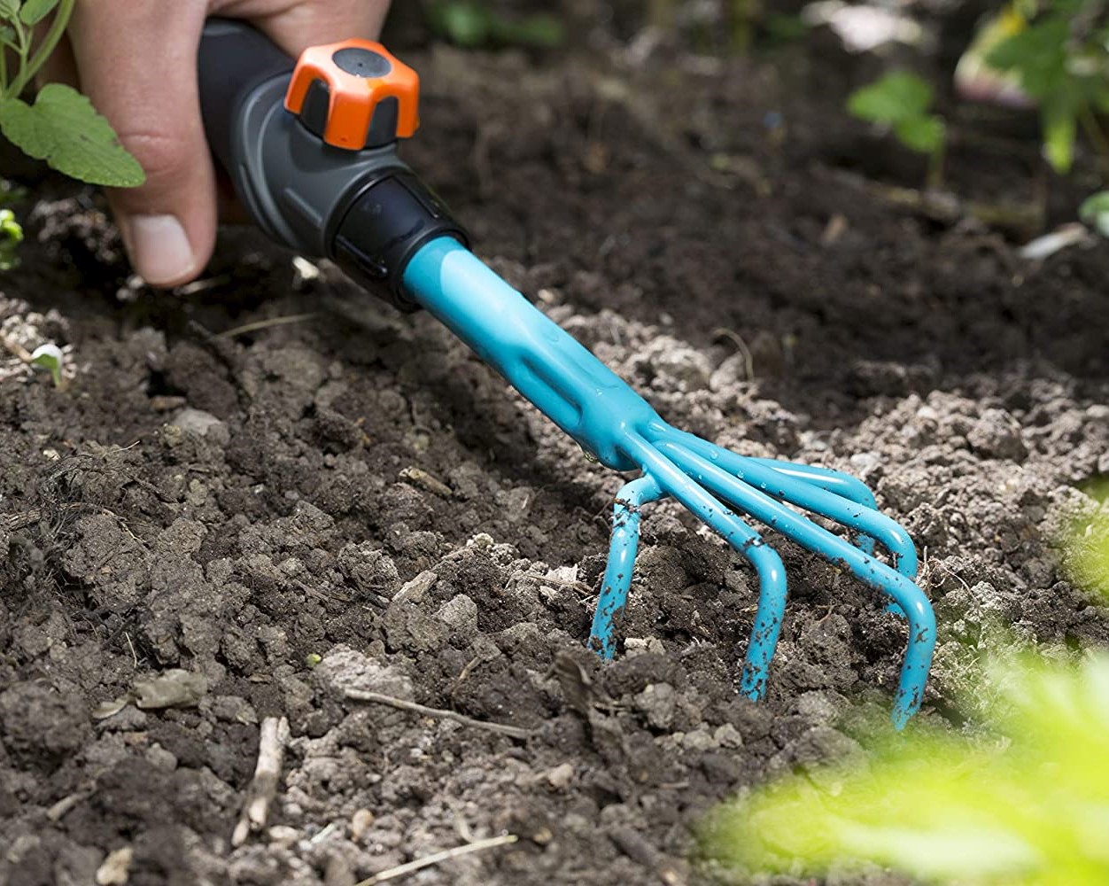 Combisystem-Hand-Weeder-raking-dirt.jpg