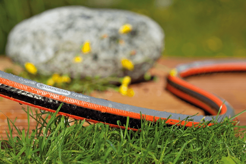 Gardena-Comfort-FLEX-Hose-50m-hose-in-lawn.png