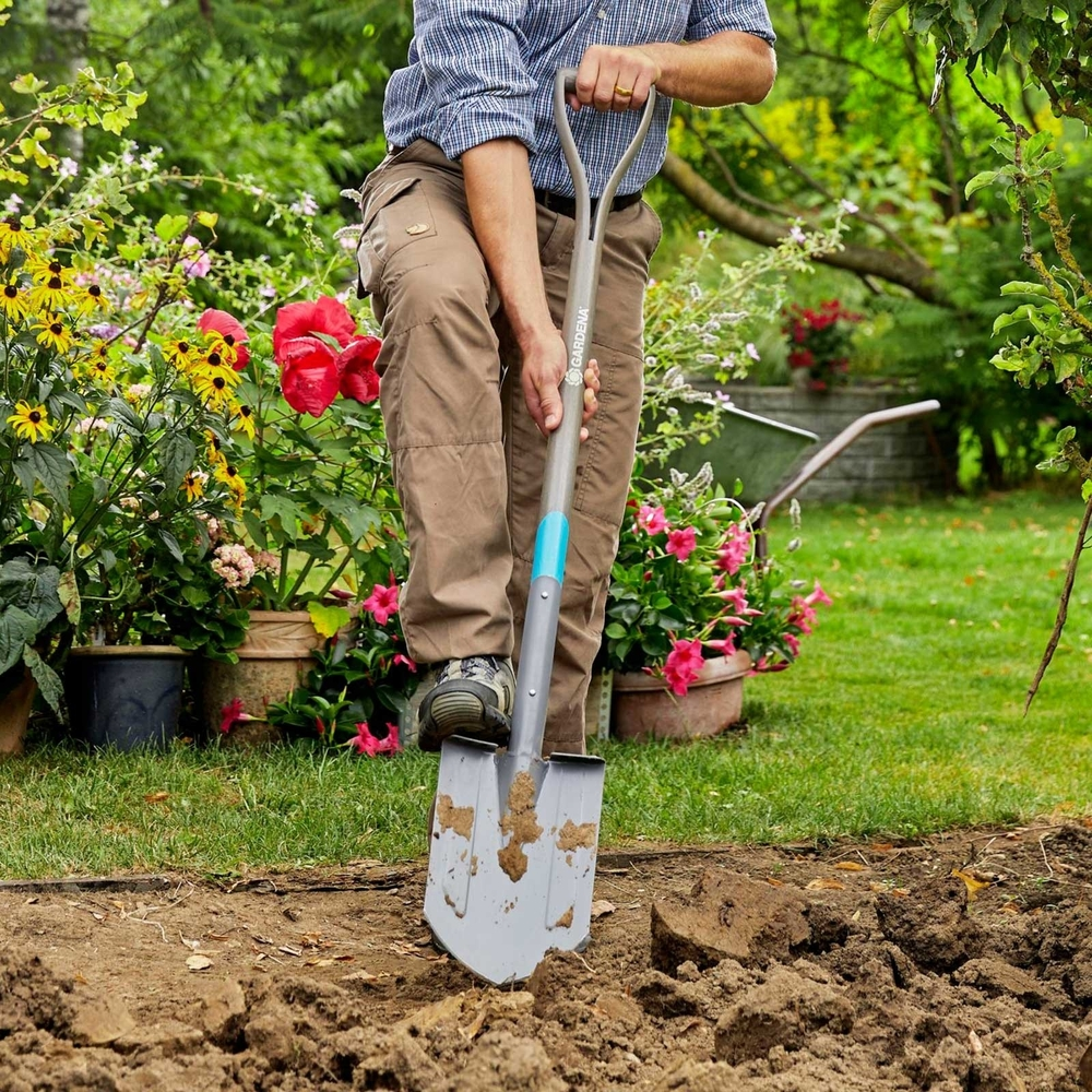NatureLine-Pointed-Spade-man-digging-dirt.png