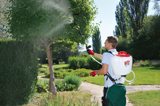 SOLO-classic-475-backpack-sprayer-spraying-trees.jpg