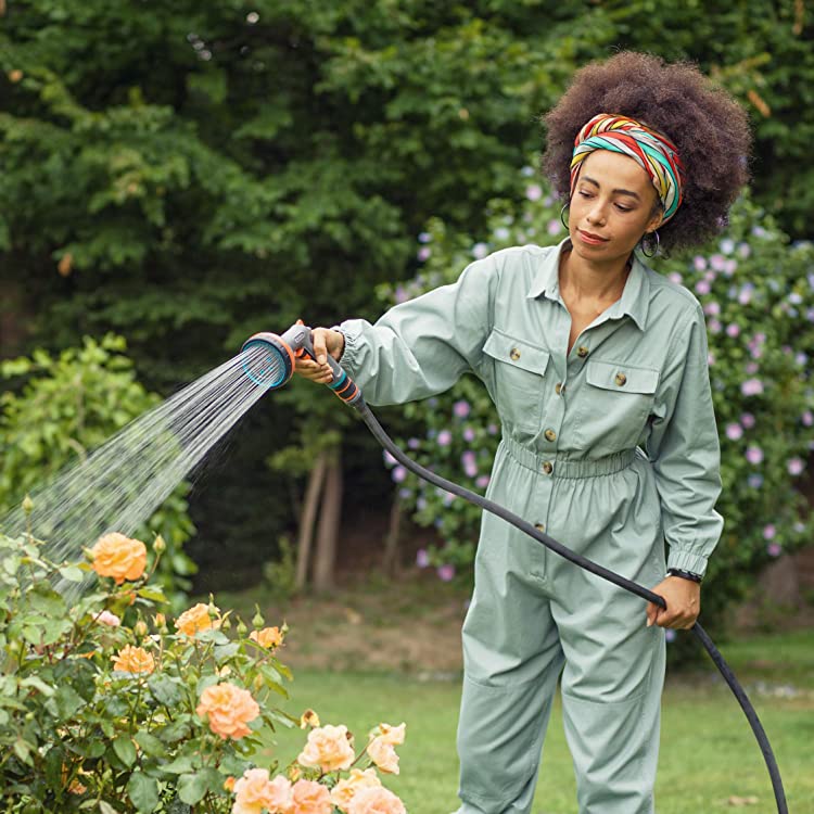 Textile-Hose-Liano™-30-m-Set-woman-watering-garden.jpg